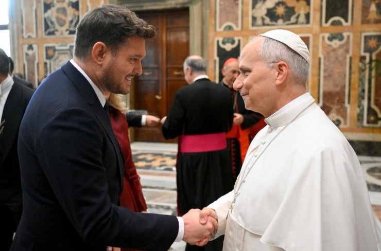 Đức Thánh Cha Lêô XIV chào đón ca sĩ Michael Bublé (Ảnh @ Truyền thông Vatican)