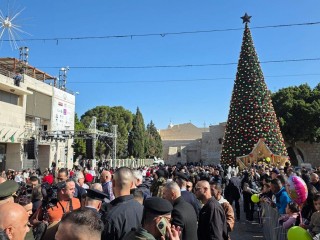 Cây thông Noel ở Bethlehem và sự xuất hiện của Đức Hồng y Pizzaballa (© archivio di padre Jerzy Kraj)