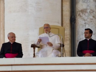 Đức Thánh Cha Lêô XIV chia sẻ về giải pháp cho những tâm hồn bất an trong bài giáo lý của ngài trong buổi tiếp kiến ​​chung ở Quảng trường Thánh Phêrô hôm thứ Tư, ngày 17 tháng 12 năm 2025 (Ảnh: Daniel Ibanez/ CNA)