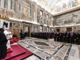 Đức Thánh Cha Lêô XIV trò chuyện với các chuyên gia tư vấn việc làm vào ngày 18 tháng 12 năm 2025, tại Vatican (Ảnh: Truyền thông Vatican)