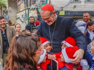 Các em thiếu nhi chào đón Đức Hồng Y Pierbattista Pizzaballa, Thượng phụ nghi lễ Latinh của Giêrusalem, trong chuyến viếng thăm Giáo xứ Thánh Gia ở Gaza vào ngày 19 tháng 12 năm 2025 (Ảnh do Tòa Thượng phụ nghi lễ Latinh tại Giêrusalem cung cấp)