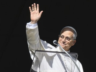 Đức Thánh Cha Lêô  XIV chào đón những người hành hương tập trung tại Quảng trường Thánh Phêrô ở Vatican để tham dự giờ Kinh Truyền Tin vào ngày 28 tháng 12 năm 2025 (Ảnh: Truyền thông Vatican)