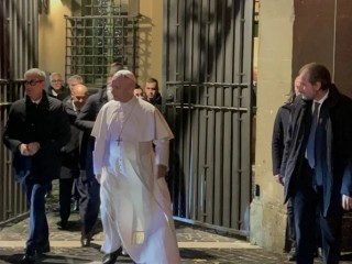 Đức Thánh Cha Lêô XIV phát biểu trước báo chí tại Castel Gandolfo ngày 9 tháng 12 năm 2025 (Ảnh: Zofia Czubak/CNA)