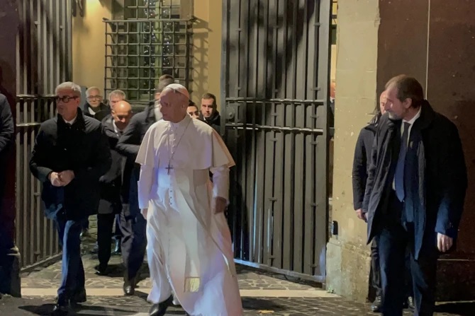 Đức Thánh Cha Lêô XIV phát biểu trước báo chí tại Castel Gandolfo ngày 9 tháng 12 năm 2025 (Ảnh: Zofia Czubak/CNA)