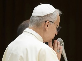 Đức Thánh Cha Lêô XIV cầu nguyện trong buổi tiếp kiến ​​chung vào thứ Tư ngày 13 tháng 8 năm 2025, tại Đại thính đường Phaolô VI ở Vatican (Ảnh: Truyền thông Vatican)