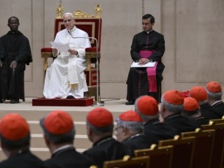 Đức Thánh Cha Lêô XIV phát biểu trước các quan chức của Giáo triều La Mã tại Vatican vào ngày 22 tháng 12 năm 2025 (Ảnh: Truyền thông Vatican)