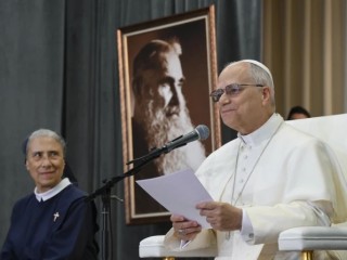 Đức Thánh Cha Lêô XIV trò chuyện với các bệnh nhân và những người chăm sóc họ tại Bệnh viện De La Croix ở Jal el Dib, Lebanon, ngày 2 tháng 12 năm 2025 (Ảnh: Truyền thông Vatican)