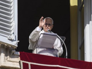 Đức Thánh Cha Lêô XIV  phát biểu trước những người hành hương tập trung tại Quảng trường Thánh Phêrô, Vatican trong giờ Kinh Truyền Tin vào ngày 7 tháng 12 năm 2025 (Ảnh: Truyền thông Vatican)