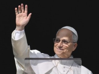 Đức Thánh Cha Lêô XIV chào đón các tín hữu hành hương tập trung tại Quảng trường Thánh Phêrô ở Vatican để tham dự giờ Kinh Truyền Tin vào Chúa nhật, ngày 14 tháng 12 năm 2025 (Ảnh: Truyền thông Vatican)