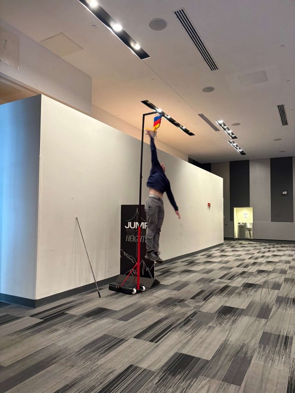 Một bạn trẻ tham gia trò chơi " “Jumps to the heights” tại SEEK 2026 vào thứ Năm, ngày 1 tháng 1 năm 2026 (Ảnh: Gigi Duncan/EWTN News0