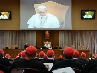 Đức Thánh Cha Lêô  XIV cùng các thành viên Hồng y đoàn trong Hội trường Thượng Hội đồng trong cuộc họp vào ngày 10 tháng 5 năm 2025, hai ngày sau khi đắc cử Giáo hoàng (Ảnh @Truyền thông Vatican)