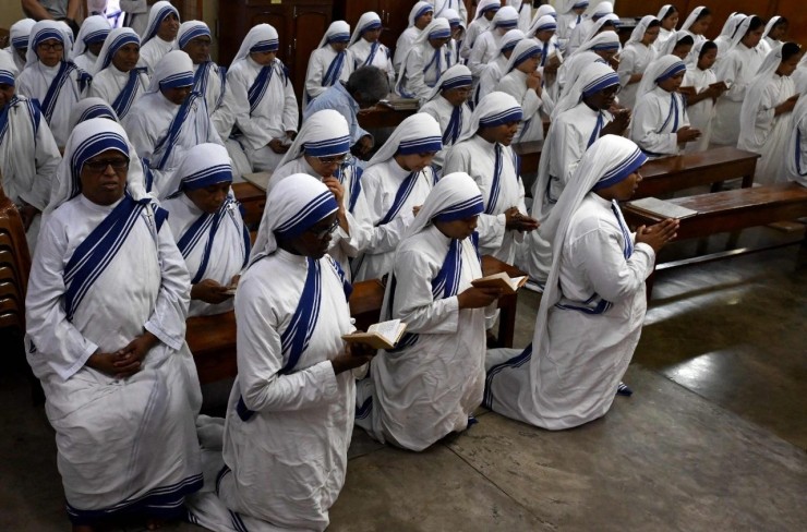 Các Nữ tu Dòng Thừa sai Bác ái cầu nguyện tại Kolkata, năm 2025 (Ảnh: AFP)