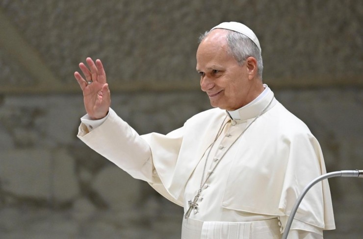 Đức Thánh Cha Lêô XIV  chào đón các tín hữu hành hương tại Vatican (Ảnh @ Truyền thông Vatican)