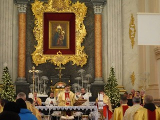 Đức Tổng Giám mục Kulbokas chủ sự Thánh lễ tại Đền thờ Đức Mẹ Berdychiv (Ảnh: rkc.org.ua)