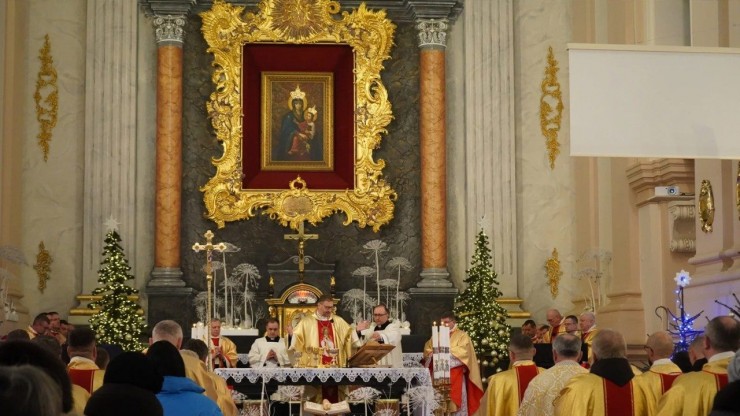 Đức Tổng Giám mục Kulbokas chủ sự Thánh lễ tại Đền thờ Đức Mẹ Berdychiv (Ảnh: rkc.org.ua)