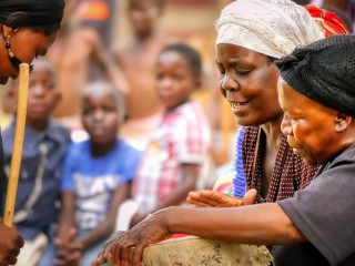 Hình ảnh nhhungwxx người phụ nữ bế con ở Zimbabwe (Nguồn: Pixabay)