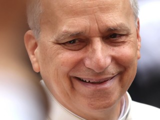 Đức Thánh Cha Lêô  XIV chào các tín hữu tại Piazza della Libertà vào tháng 8 năm 2025 (Ảnh: Marco Iacobucci Epp / Shutterstock)