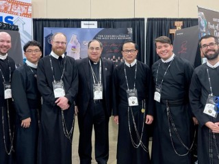 Các tu sĩ Dòng Chúa Cứu Thế cùng với Đức Giám mục Michael G. Duca Địa phận Baton Rouge (giữa). Ảnh :Andrew Tran-Chung