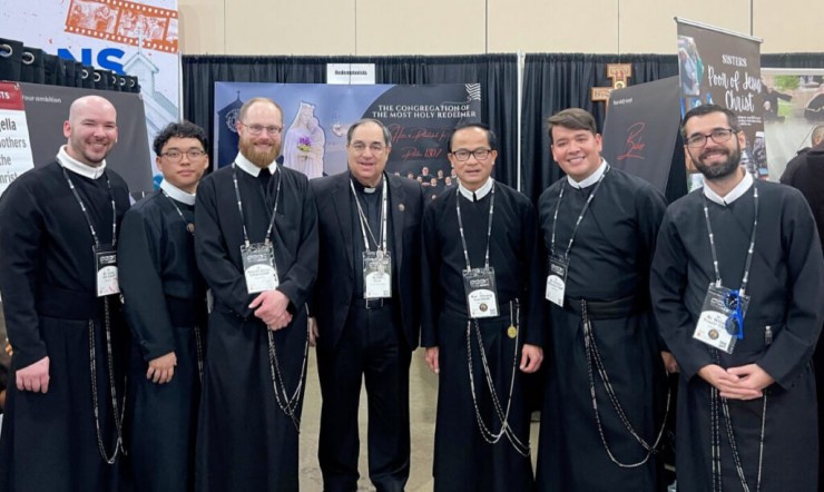Các tu sĩ Dòng Chúa Cứu Thế cùng với Đức Giám mục Michael G. Duca Địa phận Baton Rouge (giữa). Ảnh :Andrew Tran-Chung