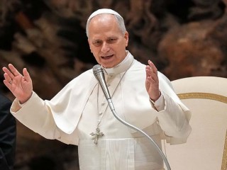 Đức Thánh Cha Lêô XIV bắt đầu buổi tiếp kiến ​​chung hàng tuần tại Đại thính đường Phaolô  VI tại  Vatican vào ngày 21 tháng 1 năm 2026. Trong một thông điệp vào ngày 23 tháng 1, Đức Thánh Cha nói với các tham dự viên tham gia một hội nghị châu Âu rằng không một xã hội nào có thể "sống trong hòa bình và thịnh vượng nếu thiếu những chân lý được chấp nhận chung, làm nền tảng cho các chuẩn mực và giá trị của xã hội đó" (Ảnh: CNS/Lola Gomez)