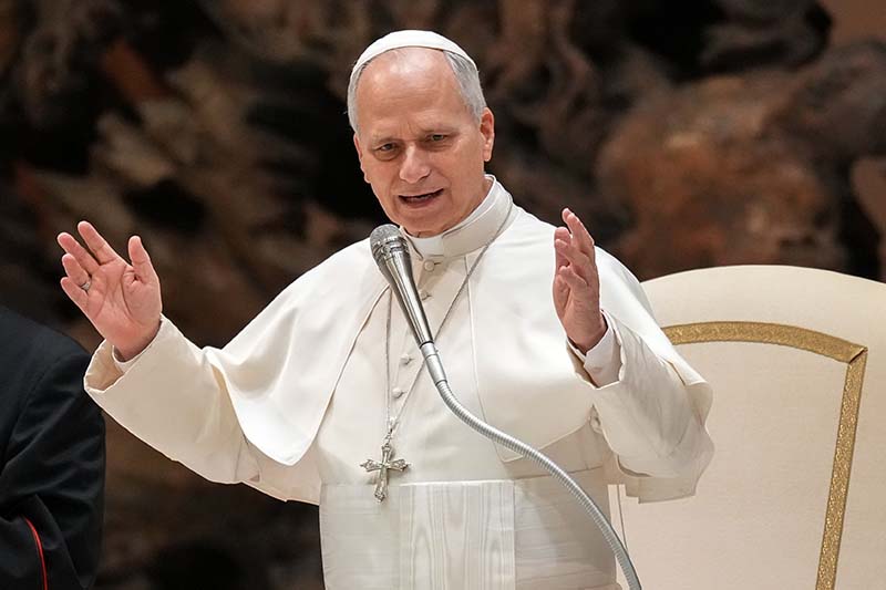 Đức Thánh Cha Lêô XIV bắt đầu buổi tiếp kiến chung hàng tuần tại Đại thính đường Phaolô VI tại Vatican vào ngày 21 tháng 1 năm 2026. Trong một thông điệp vào ngày 23 tháng 1, Đức Thánh Cha nói với các tham dự viên tham gia một hội nghị châu Âu rằng không một xã hội nào có thể "sống trong hòa bình và thịnh vượng nếu thiếu những chân lý được chấp nhận chung, làm nền tảng cho các chuẩn mực và giá trị của xã hội đó" (Ảnh: CNS/Lola Gomez)