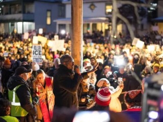 Người dân tập trung tham dự buổi cầu nguyện và biểu tình tưởng nhớ Renee Nicole Good gần giao lộ đường East 34th Street và Portland Avenue ở Minneapolis, Minnesota, vào ngày 7 tháng 1 năm 2026 (Ảnh: STEVEN GARCIA)