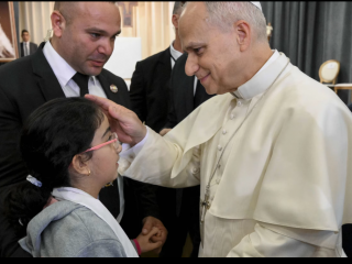 Đức Thánh Cha Lêô XIV chúc lành cho một trẻ em tại Bệnh viện De La Croix dành cho người thiểu năng trí tuệ ở Jal el Dib, phía bắc Beirut, Lebanon, vào ngày 2 tháng 12 năm 2025 (Ảnh: Truyền thông Vatican)