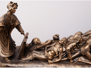 Ảnh cận cảnh tác phẩm điêu khắc “Hãy trả tự do cho những người bị áp bức”, bức tượng Thánh Josephine Bakhita do nghệ sĩ Timothy Schmalz thực hiện (Ảnh: Văn phòng Báo chí Tòa Thánh)