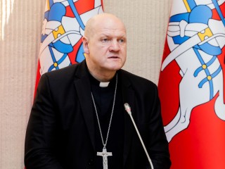 Đức Cha Saulius Bužauskas, Giám mục Giáo phận Kaunas, phát biểu tại hội nghị về khủng hoảng nhân khẩu học ở châu Âu tại Quốc hội Lithuania hôm thứ Ba, ngày 14 tháng 1 năm 2026 (Nguồn: Quốc hội Lithuania/ Olga Posaškova)