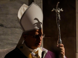 Bóng cây thánh giá trên đầu gậy mục tử phủ xuống Đức Giáo hoàng Lêô XIV khi ngài chủ sự Thánh lễ Thứ Tư Lễ Tro khai mạc Mùa Chay Công giáo, tại Vương cung thánh đường Thánh Sabina ở Rôma, ngày 18 tháng 2 năm 2026. (Nguồn: Gregorio Borgia/AP.)