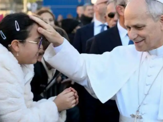 Đức Thánh Cha Lêô XIV tại sân nhà thờ Đức Maria  Nữ Vương Hòa Bình ở Ostia (Ảnh: Vatican News)