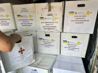 Các gói hàng viện trợ được chất lên xe tải để giúp đỡ các gia đình khó khăn ở Kharkiv, Ukraine (Ảnh: Truyền thông Vatican)