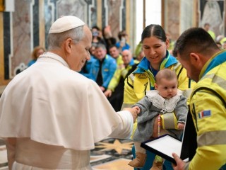 Đức Thánh Cha Lêô XIV  gặp gỡ các thành viên của Liên đoàn Quốc gia Misericordie của Ý (Ảnh: Truyền thông Vvatican)