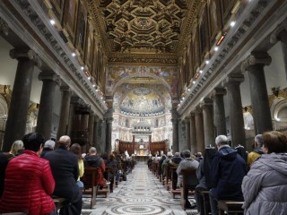 Buổi cầu nguyện cho hòa bình do Đức Hồng y Zuppi chủ sự tại Vương cung Thánh đường Santa Maria Trastevere ở Rôma (Ảnh: ANSA)