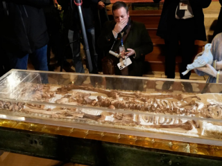 Hài cốtcủa Thánh Phanxicô Assisi được trưng bày trong hầm mộ của Vương cung Thánh đường Thánh Phanxicô Assisi, lần đầu tiên sau 800 năm (Ảnh: AP/Gregoria Borgia)