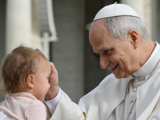 Đức Thánh Cha Lêô XIV chúc lành cho một em bé trong buổi tiếp kiến ​​chung tại Quảng trường Thánh Phêrô vào ngày 11 tháng 3 năm 2026 (Ảnh: Truyền thông Vatican)