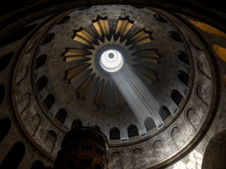 Ánh sáng rọi qua  Edicule, theo truyền thống được cho là nơi chôn cất Chúa Giê-su Ki-tô, tại Nhà thờ Mộ Thánh ở Thành phố Cổ Jerusalem, trong ngày Thứ Sáu Tuần Thánh của Chính thống giáo, ngày 3 tháng 5 năm 2024 (Ảnh: Ronaldo Schemidt / AFP/ Getty Images)