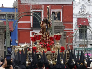 Bức tượng Chúa Giêsu vác Thánh giá (cuối thế kỷ 16) trong một cuộc rước vào Thứ Sáu Tuần Thánh trước đây qua khu phố cổ Puebla, Mexico (Ảnh do Ủy ban Tổ chức Cuộc rước kiệu Thứ Sáu Tuần Thánh cung cấp)