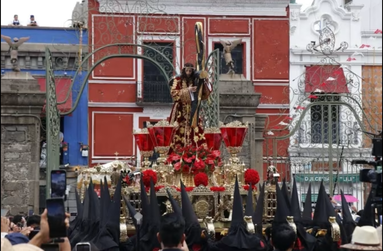 Bức tượng Chúa Giêsu vác Thánh giá (cuối thế kỷ 16) trong một cuộc rước vào Thứ Sáu Tuần Thánh trước đây qua khu phố cổ Puebla, Mexico (Ảnh do Ủy ban Tổ chức Cuộc rước kiệu Thứ Sáu Tuần Thánh cung cấp)