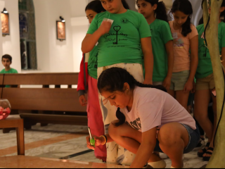 Các em thiếu nhi thắp nến trong một dự án củaTổ chức Trợ giúp các Giáo hội Đau khổ (Ảnh: ACN)