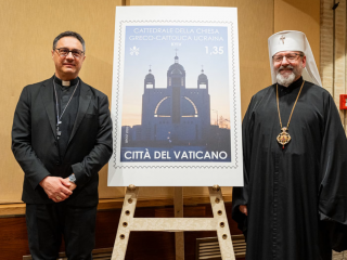 Đức Tổng Giám mục Emilio Nappa, Tổng Thư ký Phủ Thống đốc Quốc gia Thành Vatican, và Đức Tổng Giám mục Sviatoslav Shevchuk, lãnh đạo Giáo hội Công giáo Hy Lạp Ukraine cùng nhau ra mắt con tem vinh danh các tín hữu Công giáo Ukraina tại Bảo tàng Vatican vào ngày 26 tháng 2 năm 2026 (Ảnh: Văn phòng Tổng Giám mục của Giáo hội Công giáo Hy Lạp Ukraine0
