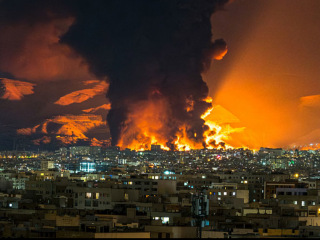 Khói và lửa bốc lên tại hiện trường vụ không kích vào kho dầu ở Tehran ngày 7 tháng 3 năm 2026. Hoa Kỳ và Israel đã phát động các cuộc tấn công chống lại Iran vào ngày 28 tháng 2, dẫn đến sự trả đũa của Iran bằng các cuộc tấn công tên lửa trên khắp khu vực (Ảnh: Sasan / Middle East Images / AFP via Getty Images)