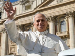 Đức Thánh Cha Lêô XIV vẫy tay chào các tín hữu hành hương tập trung tại Quảng trường Thánh Phêrô để dự buổi tiếp kiến ​​chung hôm thứ Tư, ngày 18 tháng 3 năm 2026 (Ảnh: Truyền thông Vatican)