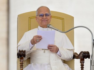 Đức Thánh Cha Lêô XIV chia sẻ trong buổi tiếp kiến ​​chung tại Quảng trường Thánh Phêrô ở Vatican ngày 4 tháng 3 năm 2026 (Ảnh: CNS/ Truyền thông Vatican)