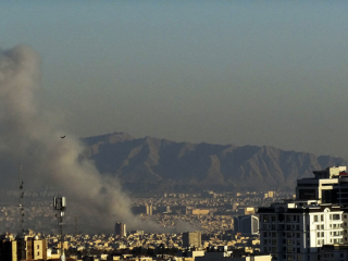 Những cột khói bốc lên sau các vụ nổ được báo cáo ở Tehran, thủ đô của Iran, vào ngày 3 tháng 3 năm 2026 (Ảnh: Negar/ Middle East Images/ AFP via Getty Images)