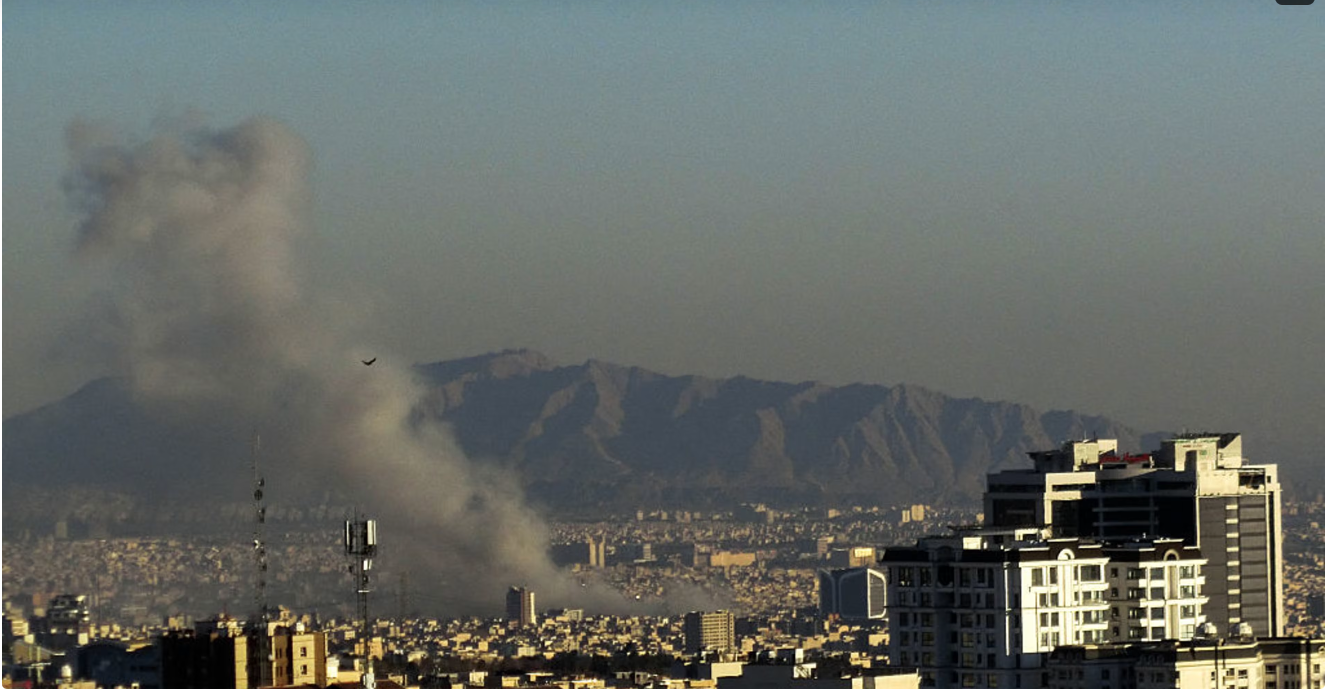 Những cột khói bốc lên sau các vụ nổ được báo cáo ở Tehran, thủ đô của Iran, vào ngày 3 tháng 3 năm 2026 (Ảnh: Negar/ Middle East Images/ AFP via Getty Images)