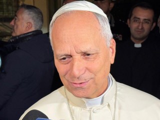 Đức Thánh Cha Lêô XIV  phát biểu với các nhà báo bên ngoài dinh thự Giáo hoàng tại Castel Gandolfo (Ảnh © Truyền thông Vatican)