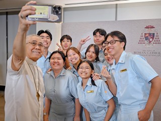 Đức Hồng Y William Goh chụp ảnh với các sinh viên thuộc cộng đồng Genesis của trường Cao đẳng Catholic Junior College sau buổi đối thoại  được tổ chức vào ngày 13 tháng 2 tại Nhà thờ Chính tòa Chúa Chiên Lành ở Singapore (Ảnh: VITA Images/ Catholic News SG)