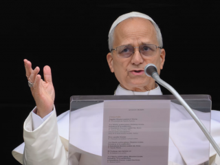 Đức Thánh Cha Lêô XIV  phát biểu trước các tín hữu hành hương tập trung tại Quảng trường Thánh Phêrô ở Vatican để tham dự giờ Kinh Truyền Tin vào ngày 15 tháng 3 năm 2026 (Ảnh: Truyền thông Vatican)