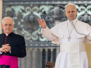 Đức Thánh Cha Lêô XIV chia sẻ trong buổi tiếp kiến ​​chung hàng tuần tại Quảng trường Thánh Phêrô vào ngày 4 tháng 3 năm 2026 (Ảnh: Daniel Ibanez/ EWTN News)